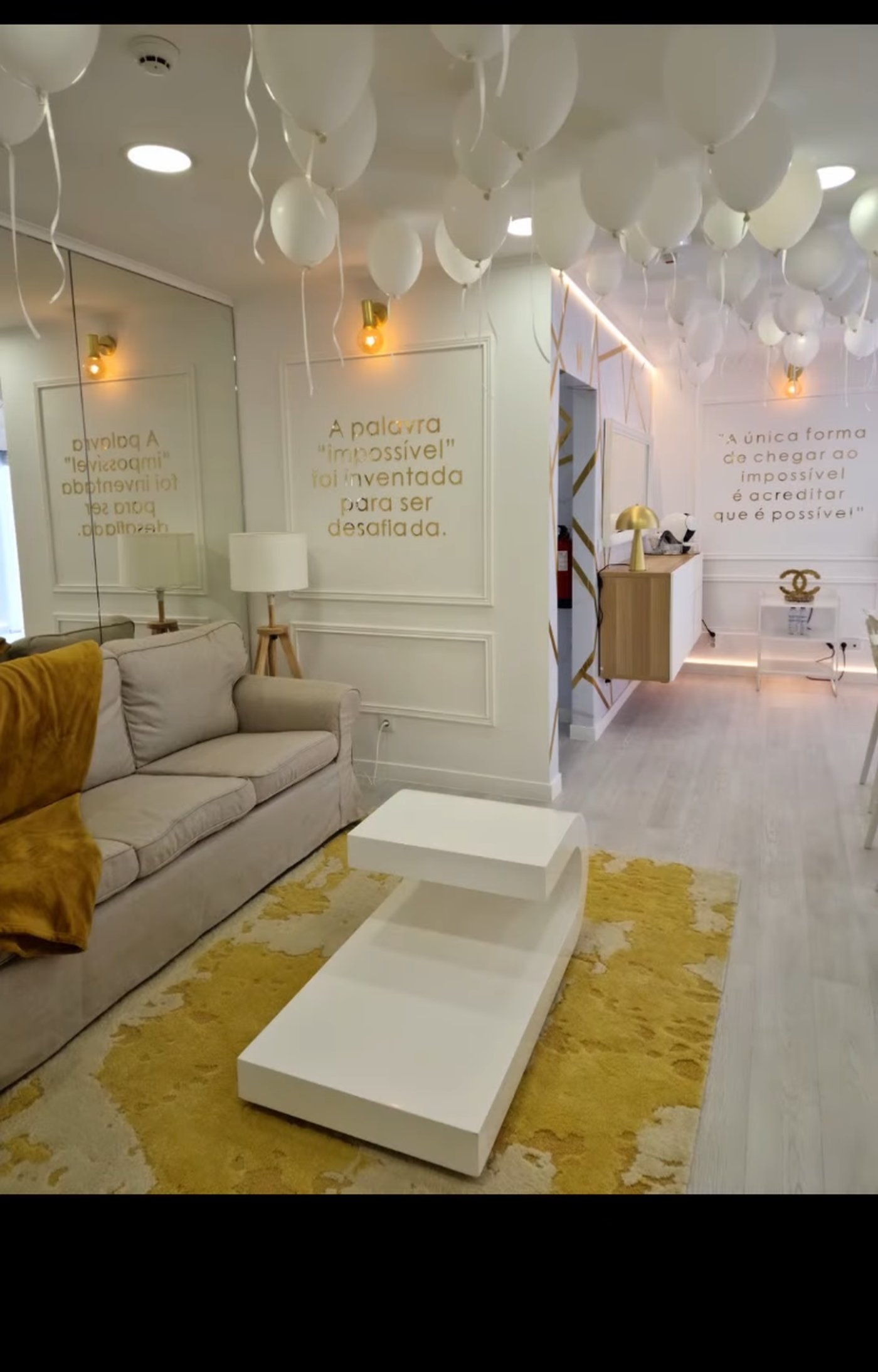 Sala principal com paredes em boiserie e iluminação dourada